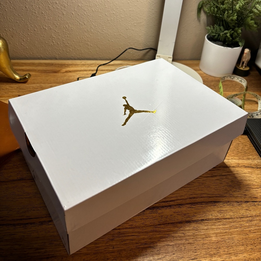 NIKE WOMANS AIR JORDAN 1 MID SE